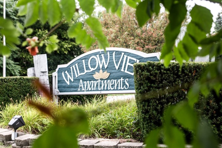 willow view summer pool pond area_28